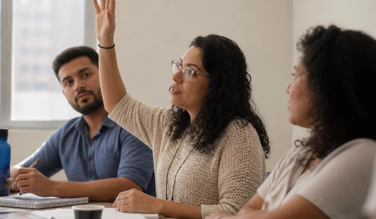Duas pessoas preparando a próxima rodada com caderno e marca-texto na mão